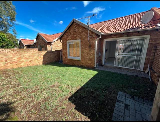 2 BEDROOM PROPERTY TO RENT IN KOSMOSDAL